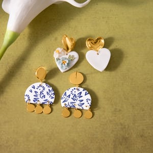 1 paire de magnifiques boucles d&#39;oreilles pendantes en argile polymère couleur or pour femme en forme de cœur et de fleur h5 Image4