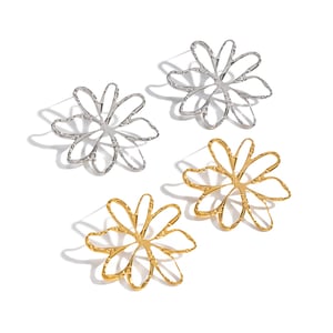 1 paire de boucles d'oreilles à tige en acier inoxydable couleur or en forme de fleur h5 Image4