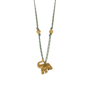 1 collar colgante sofisticado de acero inoxidable con diseño de fresa para mujer h5 Imagen5