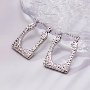 1 Paar rechteckige Ohrhänger mit Hammerschlagmuster aus Edelstahl in Goldfarbe für Damen h5 Bild6