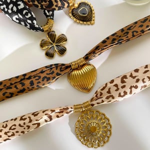 Collana con ciondolo a forma di fiore color oro in tessuto leopardato da 1 pezzo h5 Immagine3