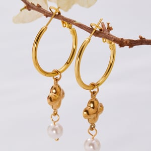 1 Paar elegante Kleeblatt-Ohrhänger aus Edelstahl in Goldfarbe für Damen h5 Bild4