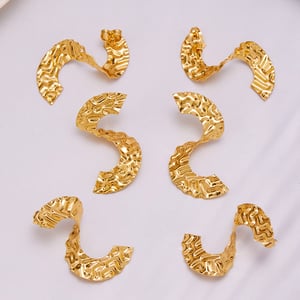 Boucles d&#39;oreilles puces pour femme, en acier inoxydable doré, motif martelé en forme de S (1 paire) h5 Image4