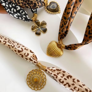 Collana con ciondolo a forma di fiore color oro in tessuto leopardato da 1 pezzo h5 Immagine4