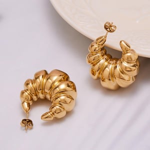 1 Paar Croissant-förmige, gedrehte Edelstahl-Ohrringe in Goldfarbe für Damen h5 Bild4