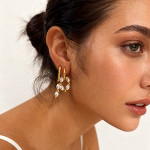 1 paio di orecchini pendenti color oro con perle h5 Immagine3