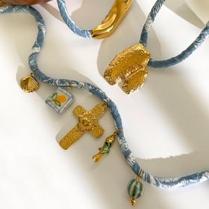 Collana in tessuto con ciondolo a forma di croce color oro da 1 pezzo h5 Immagine4