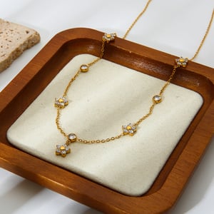 1-teilige Halskette mit Anhänger aus Edelstahl in Goldfarbe mit Zirkonia-Blumenmotiv h5 Bild2