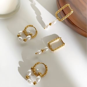 1 paio di orecchini pendenti color oro con perle h5 Immagine5