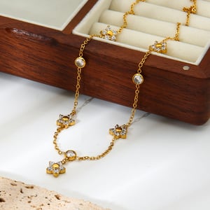 1-teilige Halskette mit Anhänger aus Edelstahl in Goldfarbe mit Zirkonia-Blumenmotiv h5 Bild3