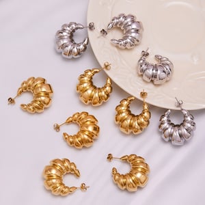 1 Paar Croissant-förmige, gedrehte Edelstahl-Ohrringe in Goldfarbe für Damen h5 Bild3