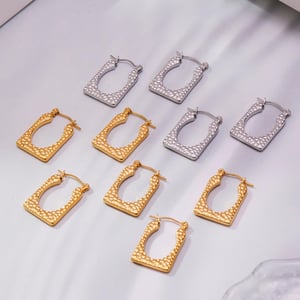 1 Paar rechteckige Ohrhänger mit Hammerschlagmuster aus Edelstahl in Goldfarbe für Damen h5 Bild3