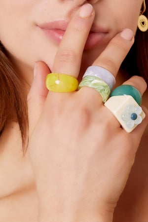 Ring aus Polyharz Rosa Resin 18 h5 Bild3