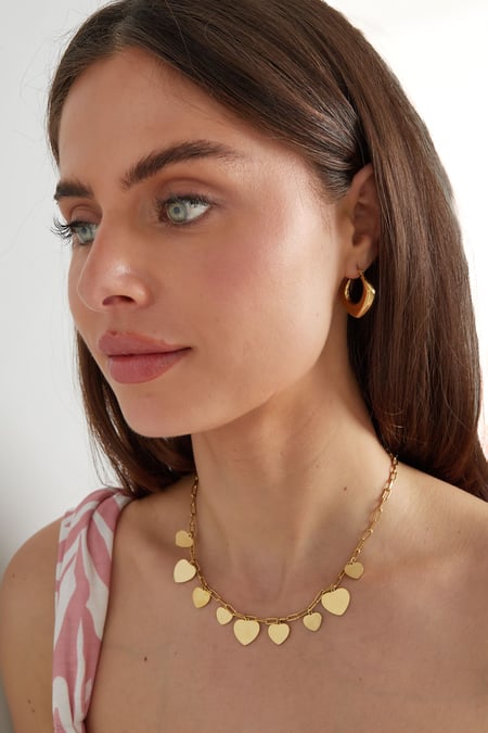 Flache, klobige Halskette mit Party-Anhänger in Herzform