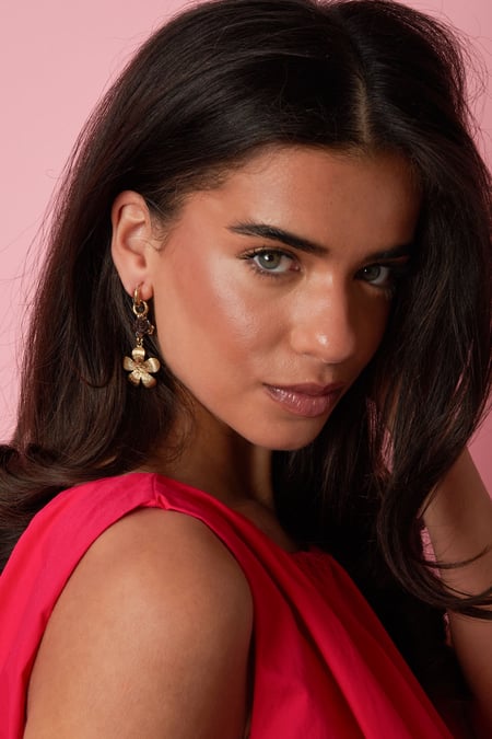 Earrings with flower pendants in various sizes