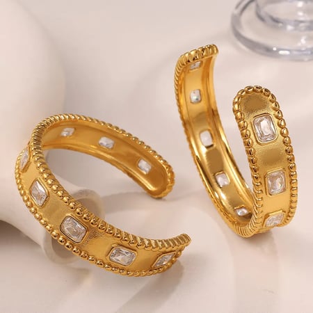 1 pulsera de acero inoxidable con circonitas de color dorado. 2