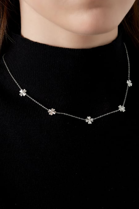 collar de hojas de la suerte