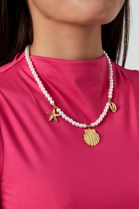 collana di perle con ciondoli marini