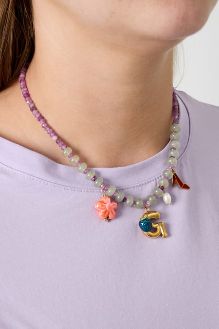 Collana con iniziali di perline felici e ciondoli