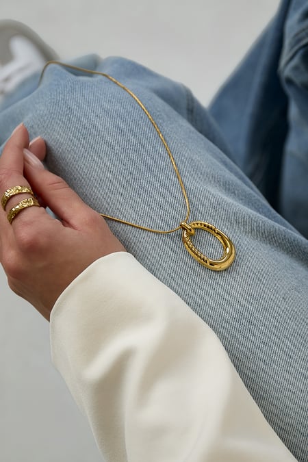 Long necklace with oval striped pendant