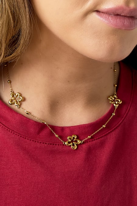 Necklace with coral-shaped flowers