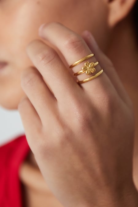 anillo de flores apiladas