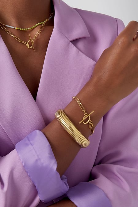 thin link bracelet with round closure