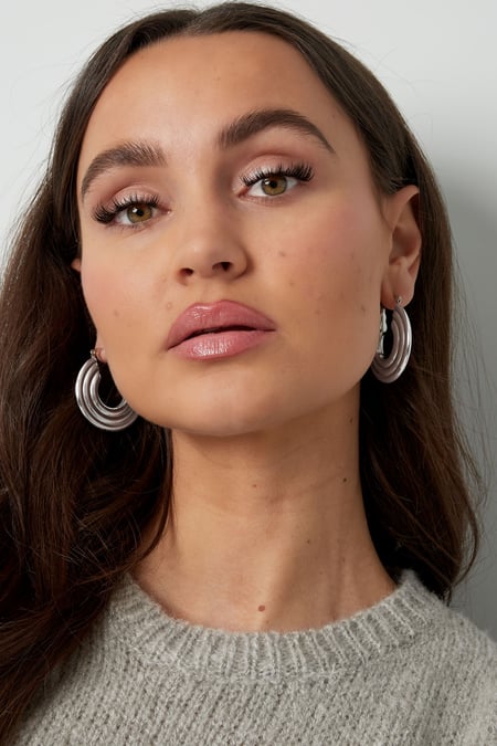 round earrings with pattern