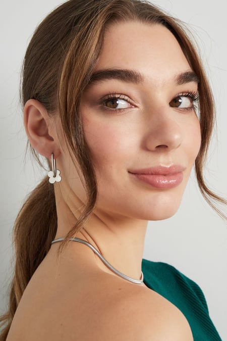 earrings elongated with flower