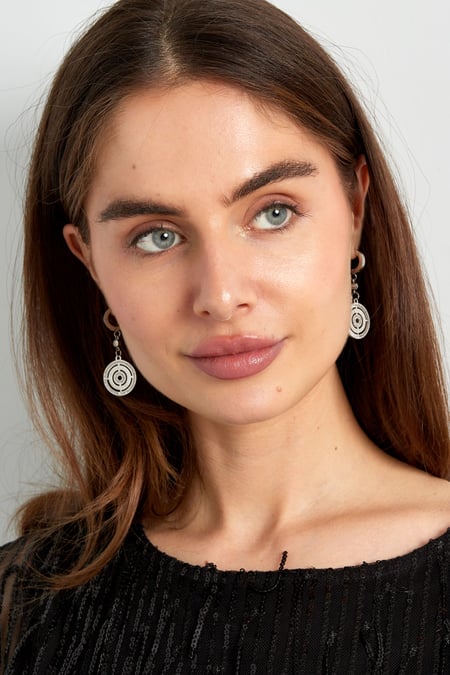 taşlı yuvarlak küpe