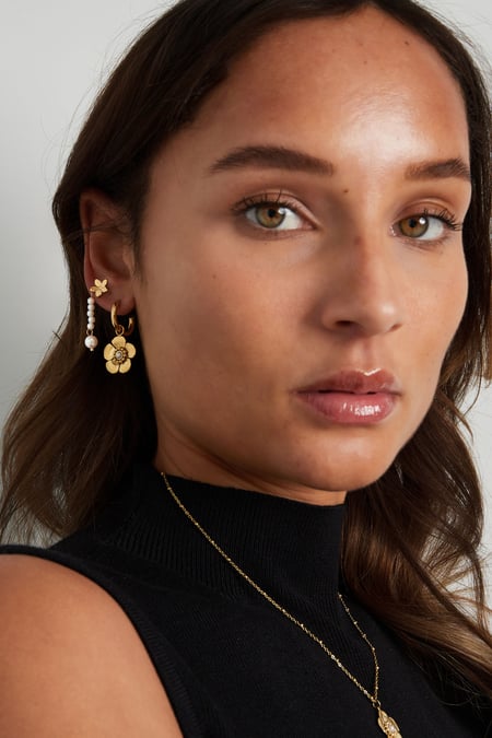 flowers with pearl pendant