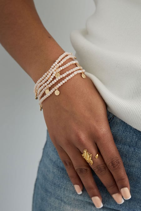 Pulseras con dijes de monedas