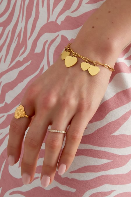Verbundenes Armband mit Herzanhängern – Goldfarbe  - Goldfarbefarbe