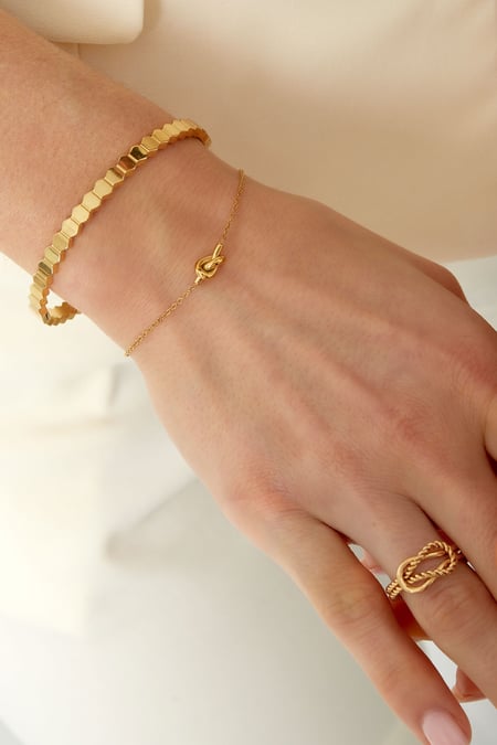 Pulsera sencilla con dije anudado.