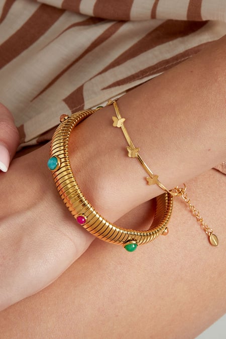 Flaches Gliederarmband mit Schmetterlingsanhängern – Goldfarbe  - Goldfarbefarbe