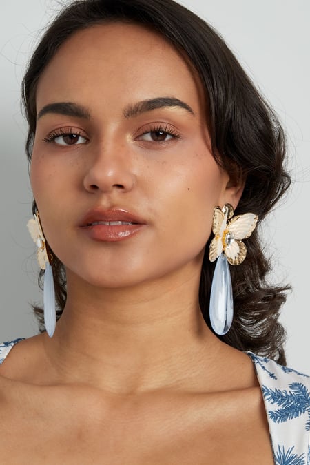 Pendiente con dije de mariposa y diamante