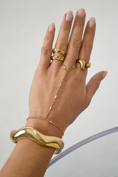 Hand chain with striped pattern