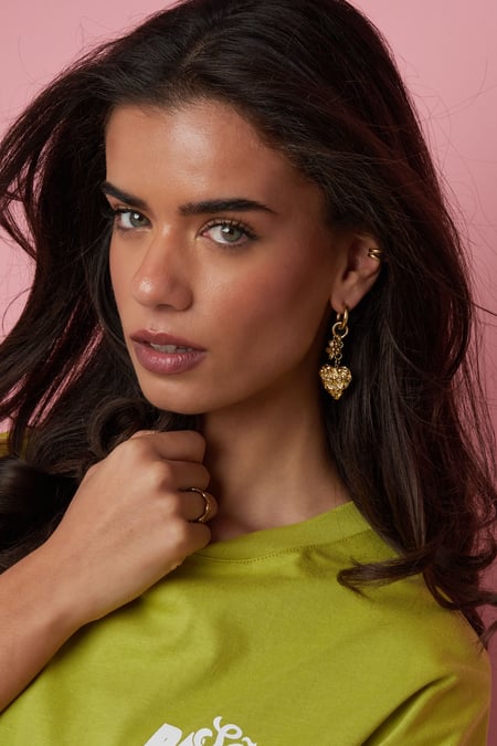 Çiçek kalpli ve inci kolyeli küpeler