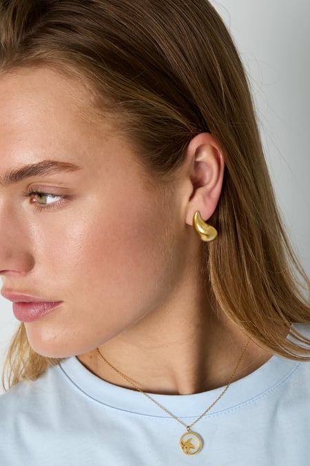 Gösterişli sallantılı küpeler