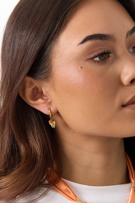 Sallanan fiyonklu ve boncuklu küpeler