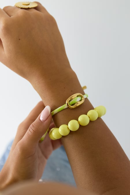 Bracelet with large beads and front closure