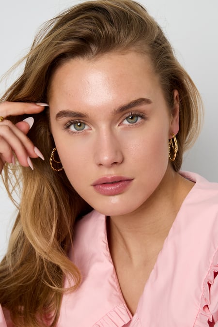 Bükülmüş efektli çift halkalı küpeler