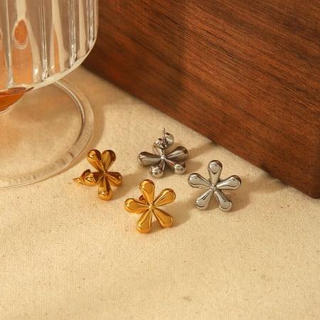 1 par de aretes de flores de cinco pétalos de acero inoxidable chapados en oro de , sencillos y elegantes, adecuados para el uso diario de las mujeres. 2