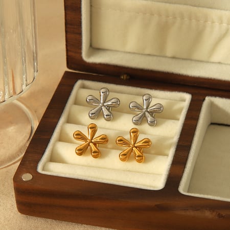 1 par de aretes de flores de cinco pétalos de acero inoxidable chapados en oro de , sencillos y elegantes, adecuados para el uso diario de las mujeres.