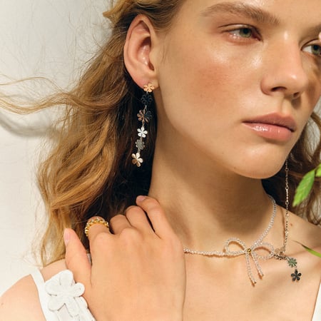 gold stainless steel small daisy long asymmetrical earrings  light luxury daisy tassel pendant earrings