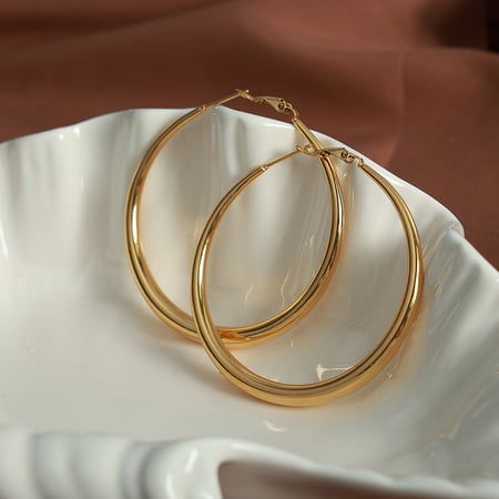 1 Paar Simple Series Klassische einfarbige Creolen aus Titanstahl mit 18 Karat Goldbeschichtung für Damen 2