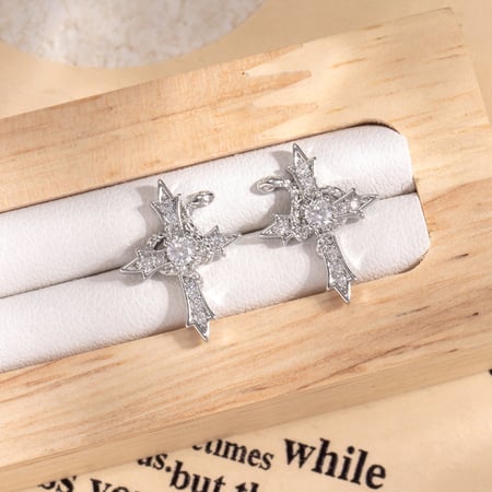1 pieza de pendientes de botón de acero de titanio con diseño de animales, sin revestimiento y con circonitas para mujer 2