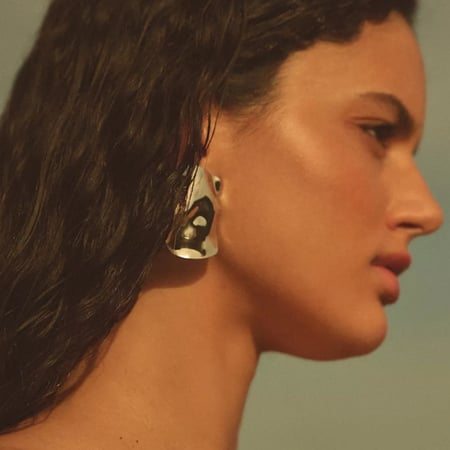 1 par de aretes de botón de acero inoxidable chapados en oro de 18 quilates con diseño geométrico informal de serie simple para mujer
