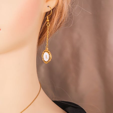 1 par de colgantes para mujer chapados en oro de 18 quilates con letras retro de serie simple