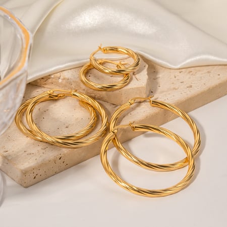 Klassische Creolen aus goldfarbenem Edelstahl 2